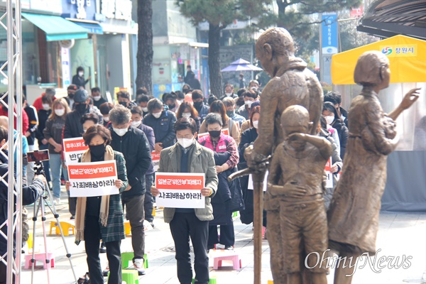  1일 창원 일제강제징용 노동자상 앞에서 열린 “일본 식민지배 사죄-배상, 동아시아 평화실현, 삼일절 103주년 기념 민족자주 경남대회.”