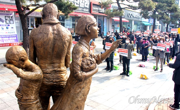  1일 창원 일제강제징용 노동자상 앞에서 열린 “일본 식민지배 사죄-배상, 동아시아 평화실현, 삼일절 103주년 기념 민족자주 경남대회.”