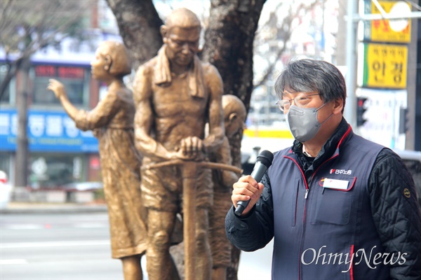  1일 창원 일제강제징용 노동자상 앞에서 열린 “일본 식민지배 사죄-배상, 동아시아 평화실현, 삼일절 103주년 기념 민족자주 경남대회.”