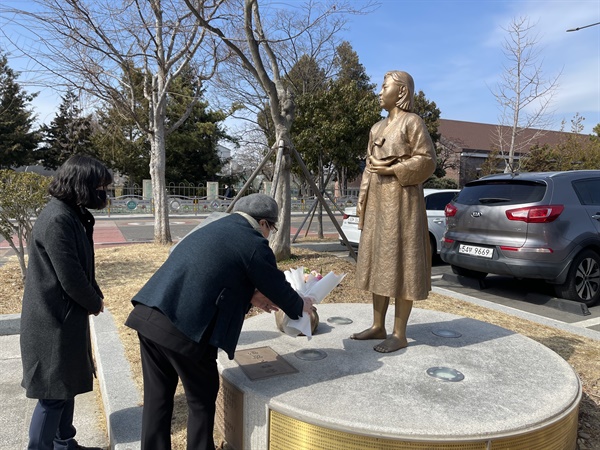 일본군강제성노예피해자 진주평화기림사업회는 진주교육지원청 뜰에 있는 ‘평화기림상’에 헌화했다.