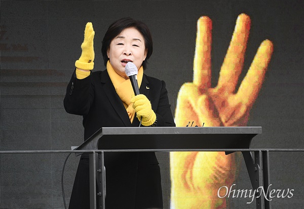 정의당 심상정 대선후보가 1일 경기도 고양시 덕양구 화정역 광장에서 열린 집중 유세에서 시민들에게 지지를 호소하고 있다. 