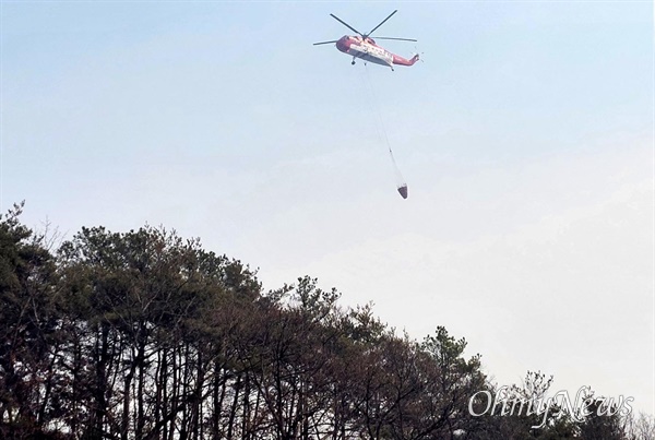 경남 합천에 이어 경북 고령에서 발생한 산불 현장에서 헬기를 동원한 진화작업이 진행되고 있다.