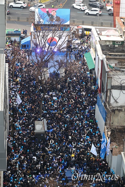  이재명 더불어민주당 대선후보가 1일 오후 서울 중구 명동거리에서 ‘3.1 정신으로 여는 대한민국 대전환!' 서울 집중유세를 하고 있다.