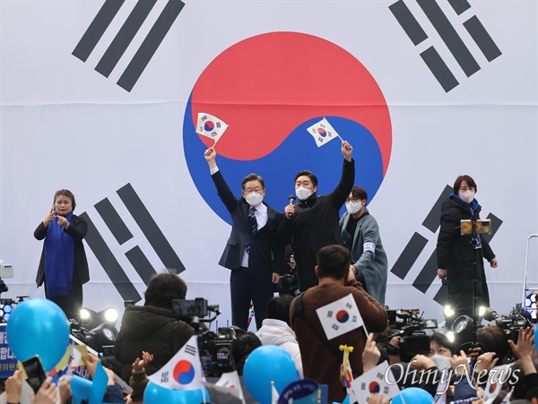 백범 증손자 김용만씨와 '대한독립만세'외치는 이재명 이재명 더불어민주당 대선후보가 1일 오후 서울 중구 명동거리에서 ‘3.1 정신으로 여는 대한민국 대전환!' 서울 집중유세에서 백범 김구 선생 증손자 김용만씨와 '대한독립만세'를 외치고 있다.