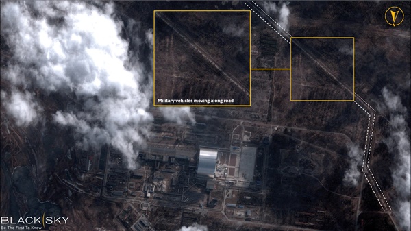 지난 2월 25일 촬영된 위성사진에 우크라이나 체르노빌 원전 주위로 군용 차량들이 보인다. 