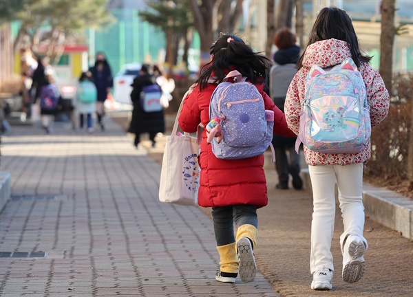 전국 초중고가 개학한 2일 오전 서울의 한 초등학교 학생들이 등교하고 있다.