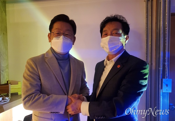 김동렬 박근혜 서포터즈 중앙회장은 지난해 11월 이재명 더불어민주당 대선 후보를 만난 후 지지를 결심했다고 밝혔다.