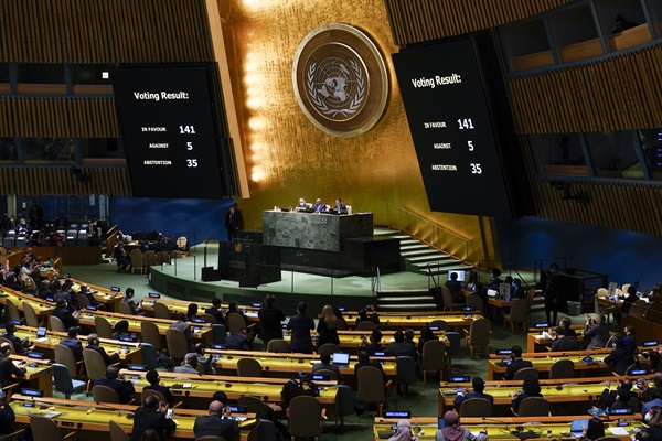 지난 2일(현지시각) 미국 유엔본부에서 우크라이나 사태에 관한 긴급 특별총회가 열렸다. 유엔은 러시아의 우크라이나 침공을 규탄하고, 즉각 철군을 요구하는 내용의 결의안을 표결에 부쳐 찬성 141표, 반대 5표, 기권 35표로 가결했다.