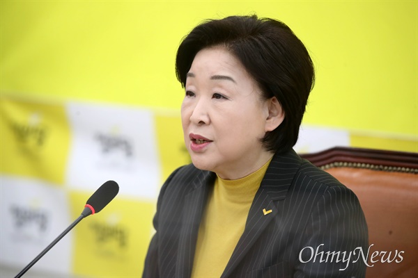 정의당 심상정 대선 후보가 3일 서울 여의도 국회에서 특별 기자회견을 하고 있다.