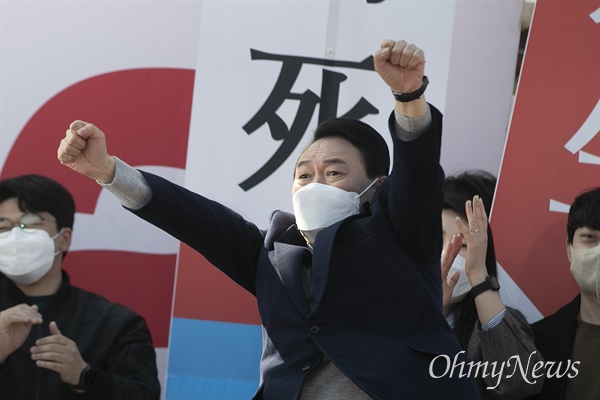 국민의힘 윤석열 대선 후보가 3일 오전 충남 아산시 온양온천역 광장에서 열린 유세에서 어퍼컷 세리머니를 하고 있다.
