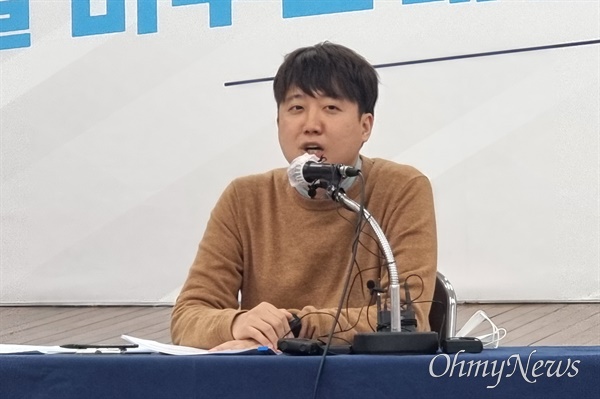 이준석 국민의힘 대표가 3일 오전 국민의힘 대구시당에서 기자간담회를 갖고 윤석열 후보와 안철수 후보의 단일화로 정권교체에 대한 가능성이 커졌다고 강조했다.