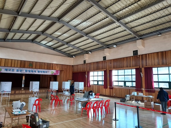 4일과 5일 이틀간 전국에서 대통령선거 사전투표가 실시되는 가운데, 홍성군도 사전투표 준비가 한창이다. 금마초등학교 강당에서 직원들이 투표소 설치작업을 하고 있다.