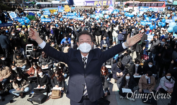 더불어민주당 이재명 대선후보가 3일 오후 서울 종로 보신각터에서 열린 ‘우리 모두를 위해, 성평등 사회로’ 유세에서 '기적'이라는 꽃말을 가진 파란 장미를 들고 시민과 지지자들에게 인사하고 있다.