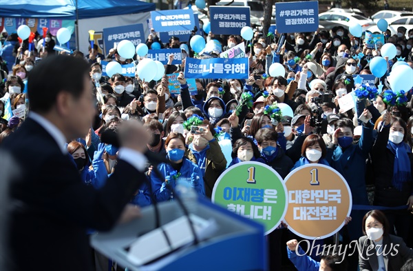 3일 오후 서울 종로 보신각터에서 열린 더불어민주당 이재명 대선후보의 ‘우리 모두를 위해, 성평등 사회로’ 유세에서 지지자들이 이 후보의 연설을 듣고 있다.