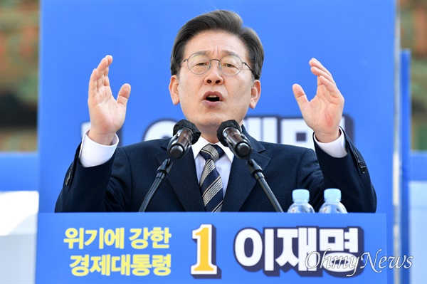 더불어민주당 이재명 대선후보가 3일 오후 서울 종로 보신각터에서 열린 ‘우리 모두를 위해, 성평등 사회로’ 유세에서 지지를 호소하고 있다.
