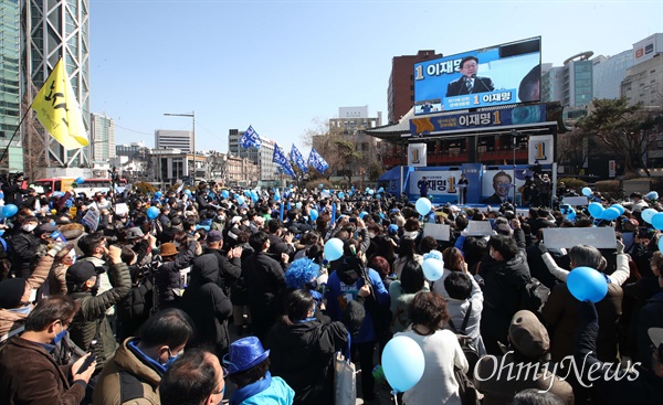 더불어민주당 이재명 대선후보가 3일 오후 서울 종로 보신각터에서 열린 ‘우리 모두를 위해, 성평등 사회로’ 유세에서 지지를 호소하고 있다.