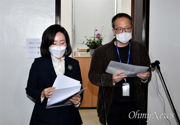  박주민(오른쪽) 더불어민주당 의원과 전주혜 국민의힘 의원이 3일 서울 여의도 국회 법제사법위원장실에서 이재명 더불어민주당 대선 후보의 범죄수사경력 자료, 윤석열 국민의힘 대선 후보의 부동시 관련 자료를 열람한 뒤 취재진의 질문에 답하고 있다.