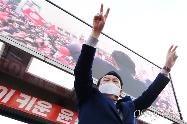 윤석열 국민의힘 대선 후보가 3일 세종 조치원역 앞에서 유세를 하고 있다.