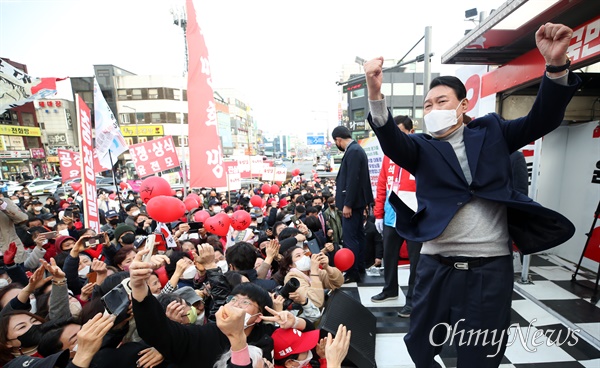 윤석열 국민의힘 대선 후보가 3일 오후 세종시 조치원읍 조치원역 광장에서 열린 유세에서 어퍼컷 세리머니를 선보이고 있다.