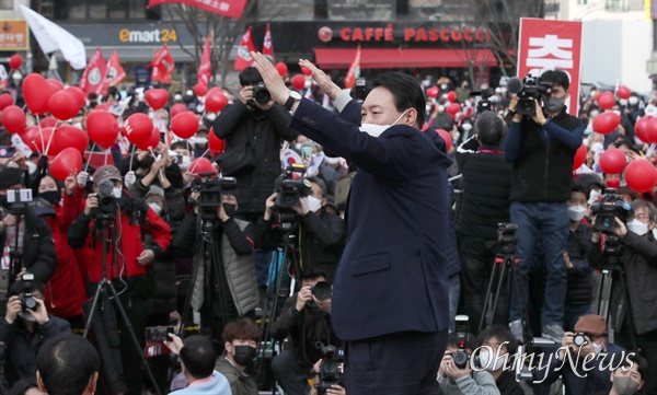 윤석열 국민의힘 대선 후보가 3일 세종 조치원역 앞에서 유세를 하고 있다.