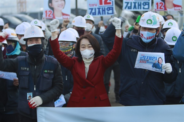  김재연 진보당 후보는 3일 오전 기자회견에 앞서 진천의 한 건설현장을 방문, 노동자와 만남의 시간을 가졌다.(진보당 충북도당 제공)