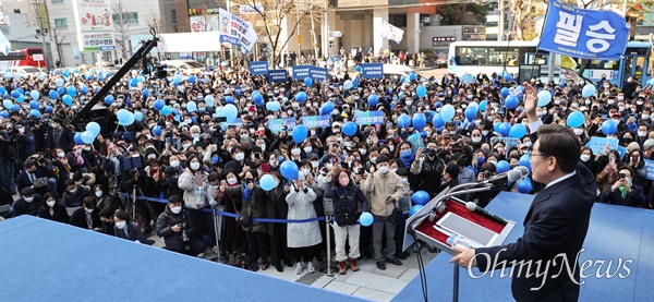  더불어민주당 이재명 대선후보가 3일 오전 서울시 영등포구 타임스퀘어 앞 광장에서 열린 '영등포를 일등포로, 이재명은 합니다!' 집중 유세에서 지지를 호소하고 있다.