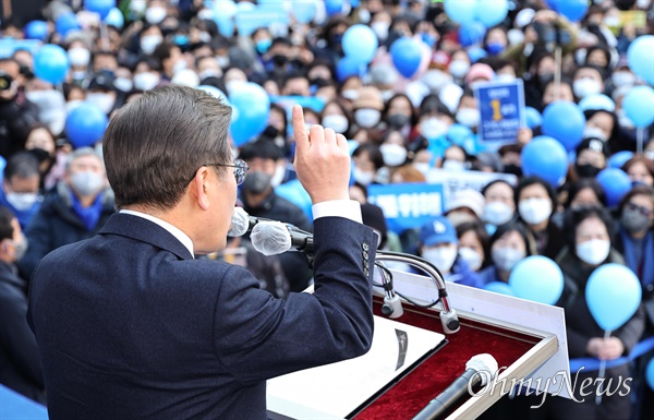  더불어민주당 이재명 대선후보가 3일 오전 서울시 영등포구 타임스퀘어 앞 광장에서 열린 '영등포를 일등포로, 이재명은 합니다!' 집중 유세에서 지지를 호소하고 있다.