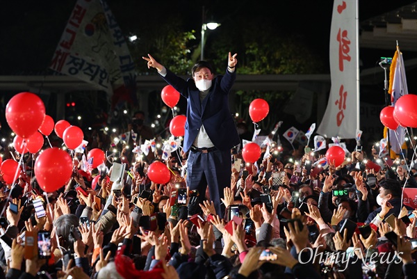국민의힘 윤석열 대선 후보가 3일 저녁 경남 창원시 마산역 앞 유세 현장에서 지지를 호소하고 있다.