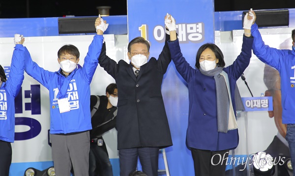  더불어 민주당 이재명 대선후보가 3일 금천구 가산동에서 열린 유세에서 유권자 들에게 인사를 하고 있다.