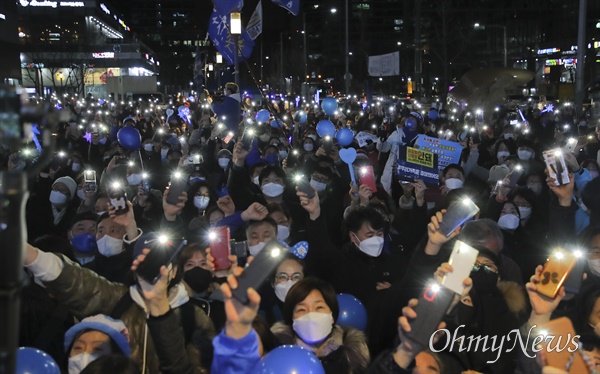  3일 금천구 가산동에서 열린 더불어 민주당 이재명 대선후보의 유세를 찾은 지지자들이 '이재명'을 연호하고 있다.