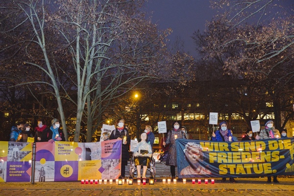 베를린 미테구 지역의회 회의장 앞에서 열린 소녀상 영구 존치를 위한 시민촛불집회