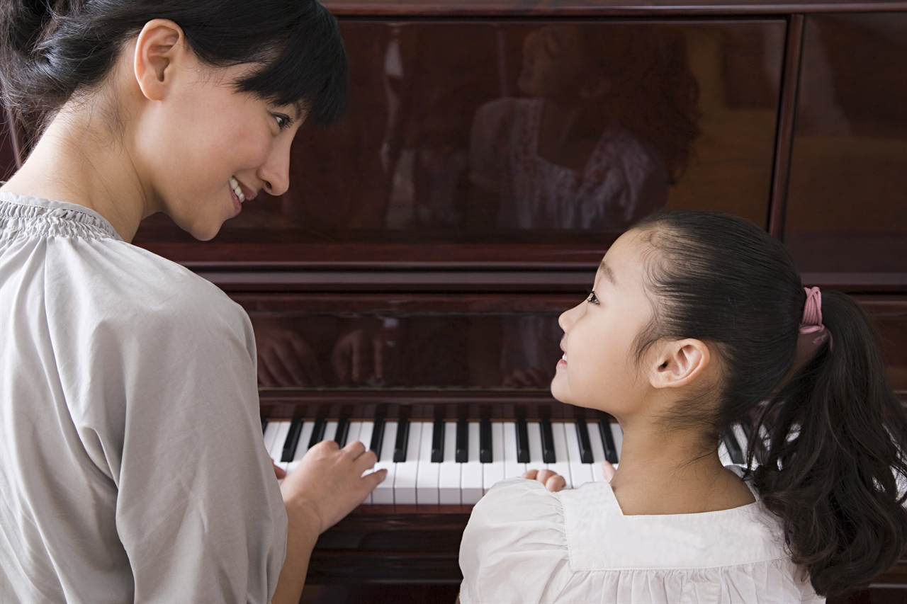 온 가족이 함께 피아노를 배우는 이 흔치 않는 경험.