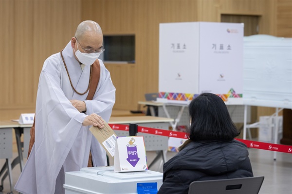 법륜스님 사전투표  4일 오전 6시, 법륜스님이 울주군 두서면 사전투표소에서 국민의 소중한 권리이자 의무인 투표권을 행사하고 있다. 