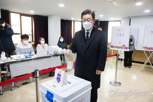 이재명 더불어민주당 대선후보가 4일 오전 서울 중구 소공동 사전투표소에서 투표를 하고 있다.