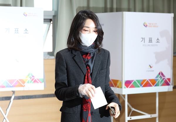 2022년 3월 4일, 당시 국민의힘 윤석열 대선후보의 부인 김건희씨가 4일 서초1동 주민센터에 마련된 제20대 대선 사전투표소에서 투표를 하고 있다.