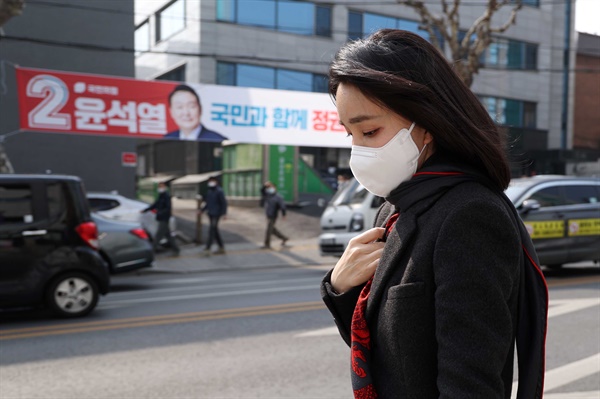지난 3월 4일 국민의힘 윤석열 대선후보의 부인 김건희씨가 서울 서초구 서초1동 주민센터에 마련된 사전투표소로 이동하고 있다. 