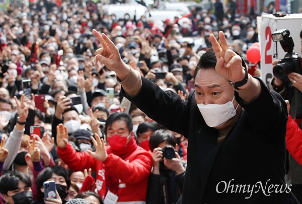 국민의힘 윤석열 대선 후보가 4일 부산 북구 구포시장 인근에서 열린 유세에서 지지를 호소하고 있다.