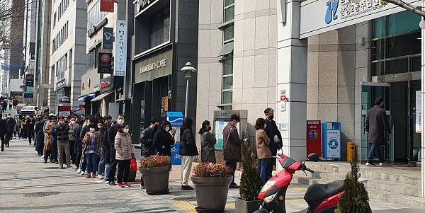 제20대 대통령선거 사전투표 첫날인 4일 서울 강남구 삼성2동주민센터에 마련된 사전투표소에 투표를 위해 온 시민들이 길게 줄지어 서 있다. 