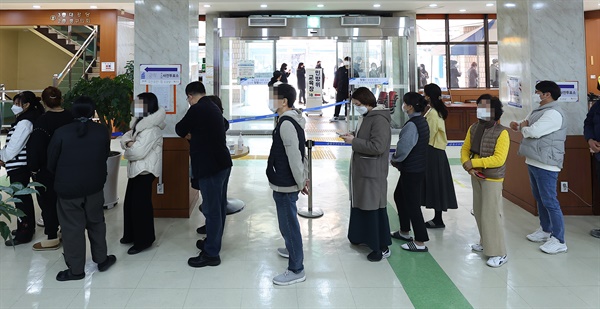  제20대 대통령 선거 사전투표 첫날인 4일 점심시간 서울 중구의 한 사전투표소 건물 안과 밖이 투표행렬로 이어져 있다. 