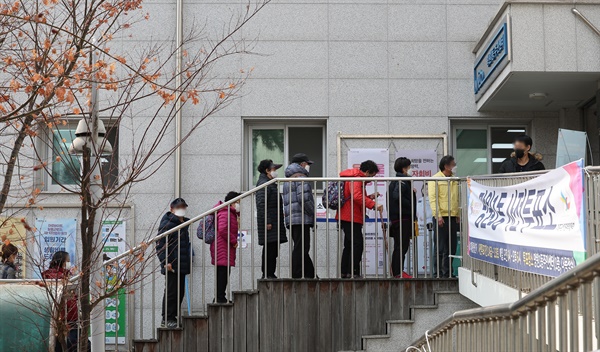 제20대 대통령선거 사전투표 첫날인 4일 서울 마포구 망원1동 주민센터에 마련된 투표소에서 유권자들이 투표를 기다리고 있다.