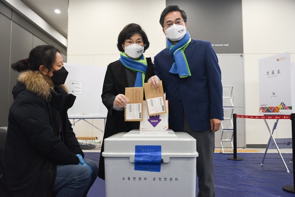 김동연 전부총리와 부인 정우영씨가 4일 논산시 취암동 사전투표소가 마련된 논산아트센터 로비에서 투표를 했다