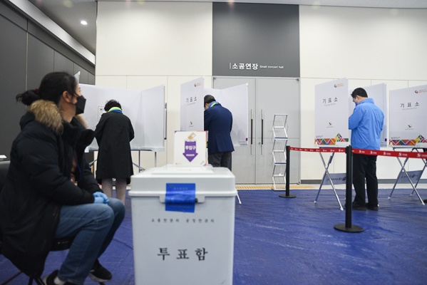 기표소에서 투표를 하고 있는 모습. 좌측부터 김 부총리의 배우자 정우영씨, 김동연 전 부총리, 김종민 국회의원