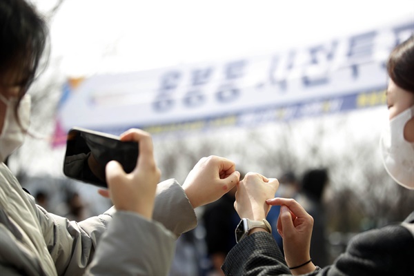 제20대 대통령선거 사전투표 첫날인 4일 오후 광주 북구 용봉동 사전투표소에서 유권자들이 투표를 마친 뒤 손에 기표 도장을 찍고 기념사진 찍고 있다.