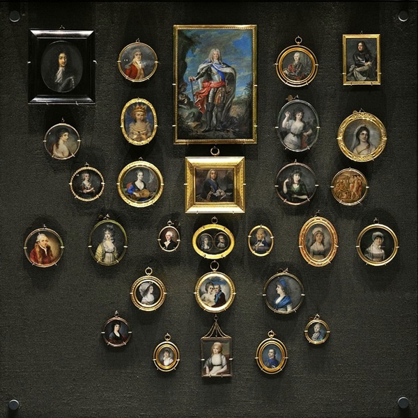 18세기 미니어처 초상화가 있는 진열장 바르샤바 국립 박물관 소장