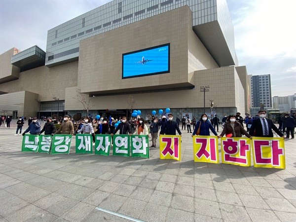 이재명 후보의 동대구역 유세현장에서 대구환경운동연합 회원들이 "낙동강 재자연화 지지한다"는 피케팅을 벌이고 있다