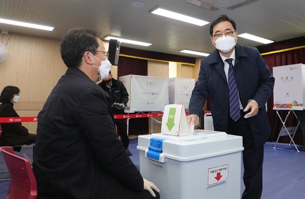 허성무 창원시장이 3월 5일 상남동사무소에 마련된 사전투표소를 찾아 투표했다.