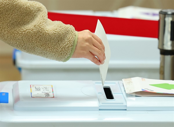 제20대 대선 사전투표 둘째 날인 5일 서울 광진구 자양 제3동 주민센터에 마련된 사전투표소를 찾은 시민이 투표함에 투표용지를 넣고 있다.
