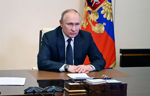 푸틴 러시아 대통령이 3일(현지시각) 러시아 모스크바 외곽 노보오가료보 관저에서 화상회의를 하고 있다. 