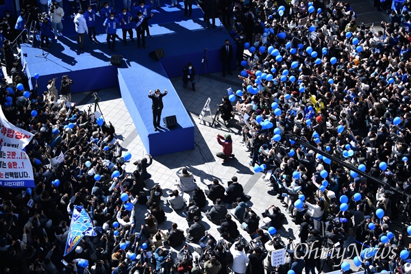 더불어민주당 이재명 대선 후보가 5일 경기도 성남시 분당구 서현역 로데오거리에서 열린 성남 집중유세에서 지지자들에게 인사하고 있다.