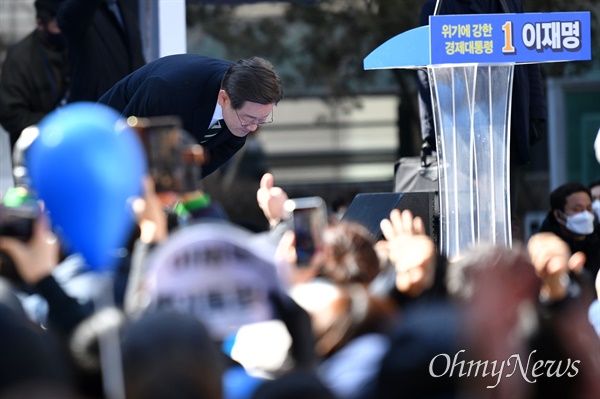 더불어민주당 이재명 대선 후보가 5일 경기도 성남시 분당구 서현역 로데오거리에서 열린 성남 집중유세에서 지지를 호소하고 있다.